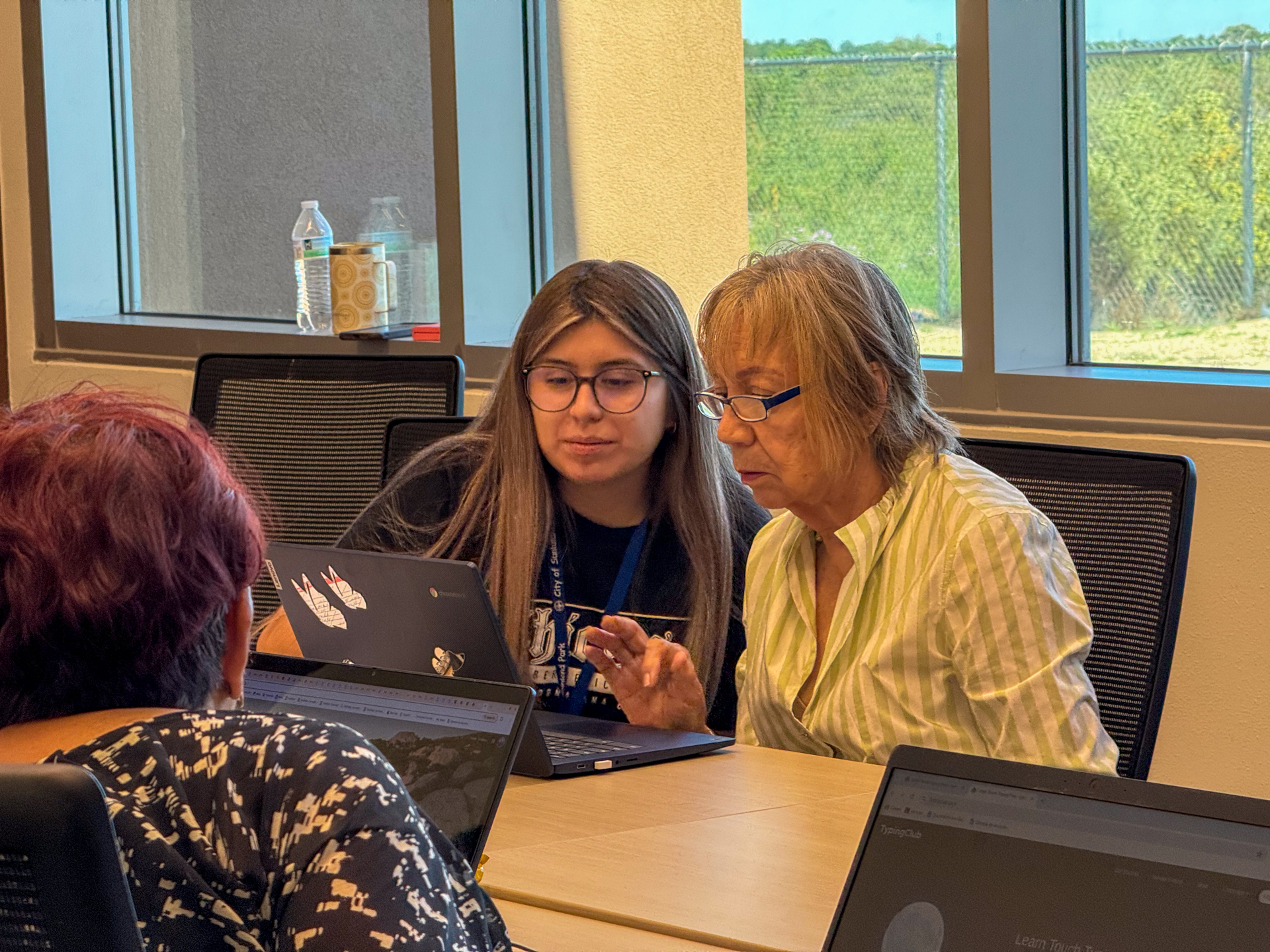 Sunland Park seniors in a Mamacitas Cibernéticas digital literacy class, photo 3 of 10