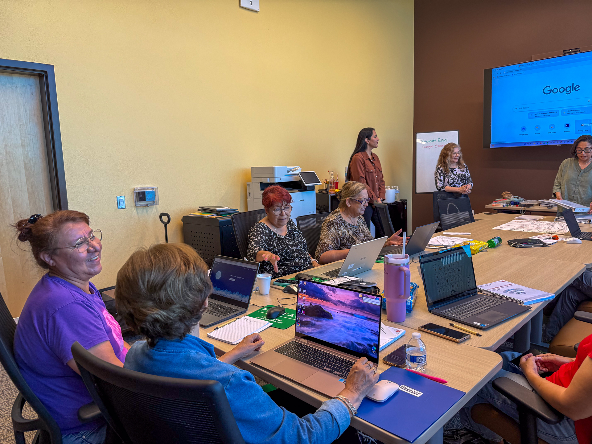 Sunland Park seniors in a Mamacitas Cibernéticas digital literacy class, photo 5 of 10