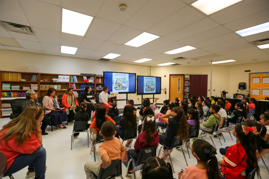 A full room of Riverside Elementary students listens as the story is read in English and Spanish.